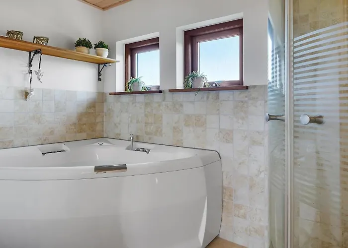 In With Sauna بيت للعطل هالس